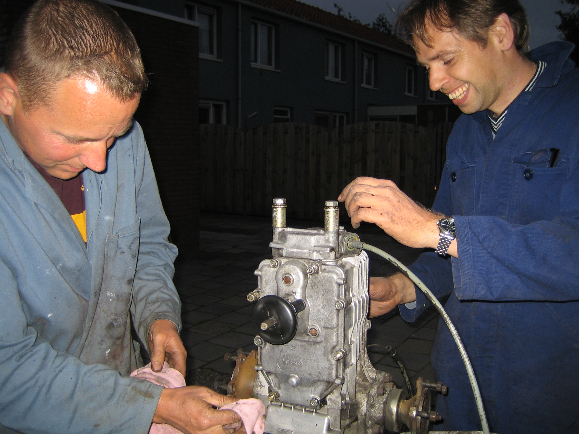Versnellingsbak verder schoonmaken