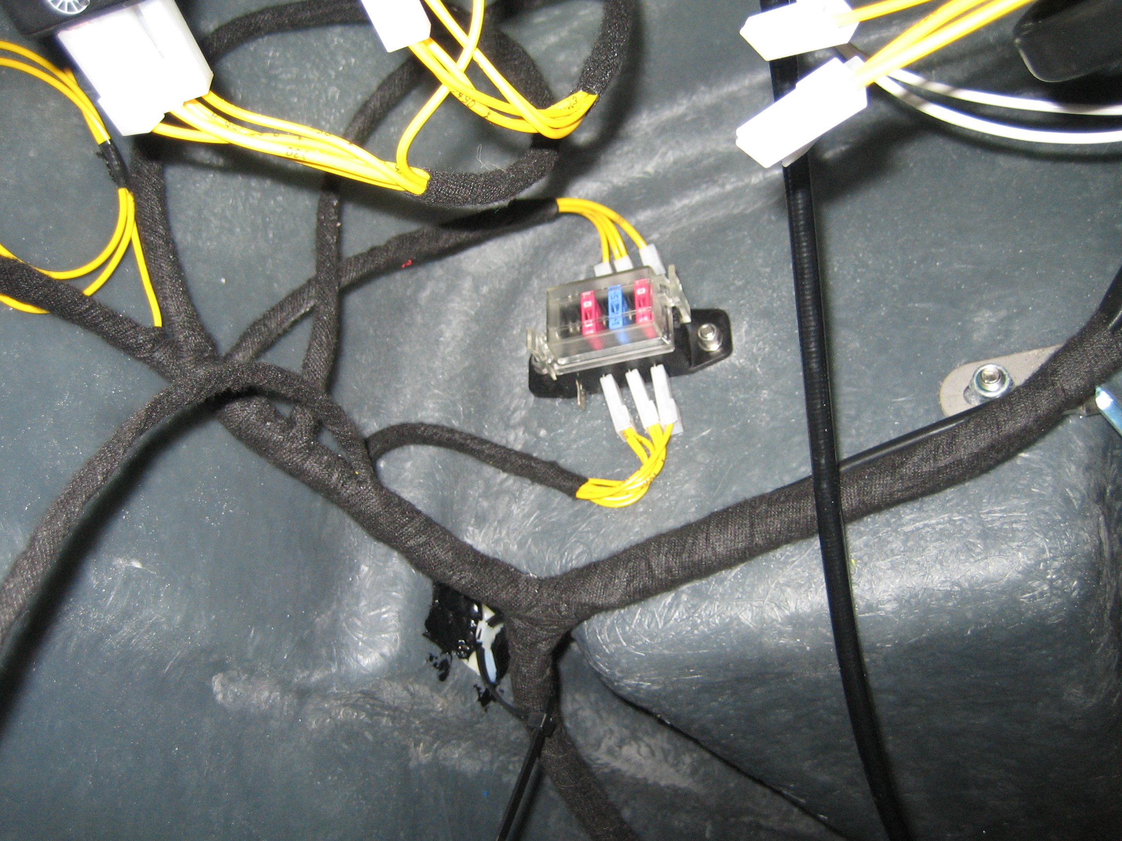 Elektrische bedrading 3 en brandstofvulpijp