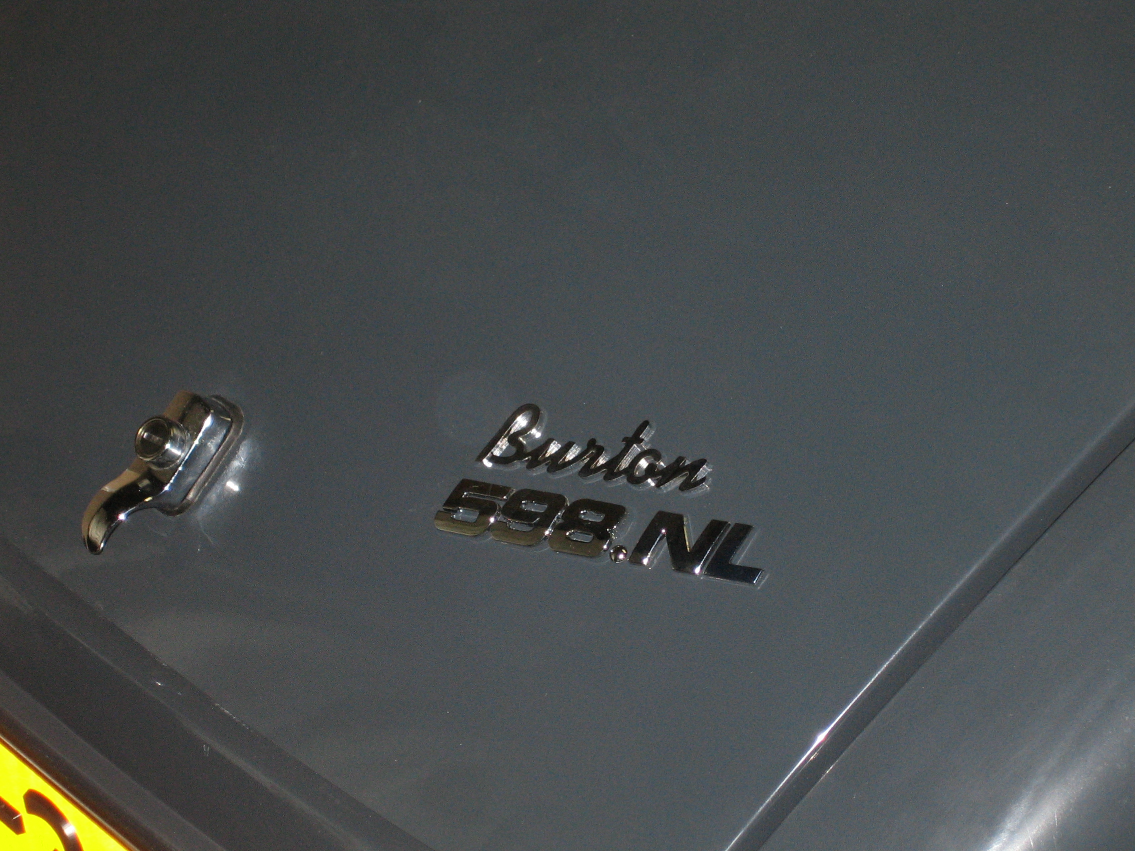 Motorkapsteun, pedalen & badge
