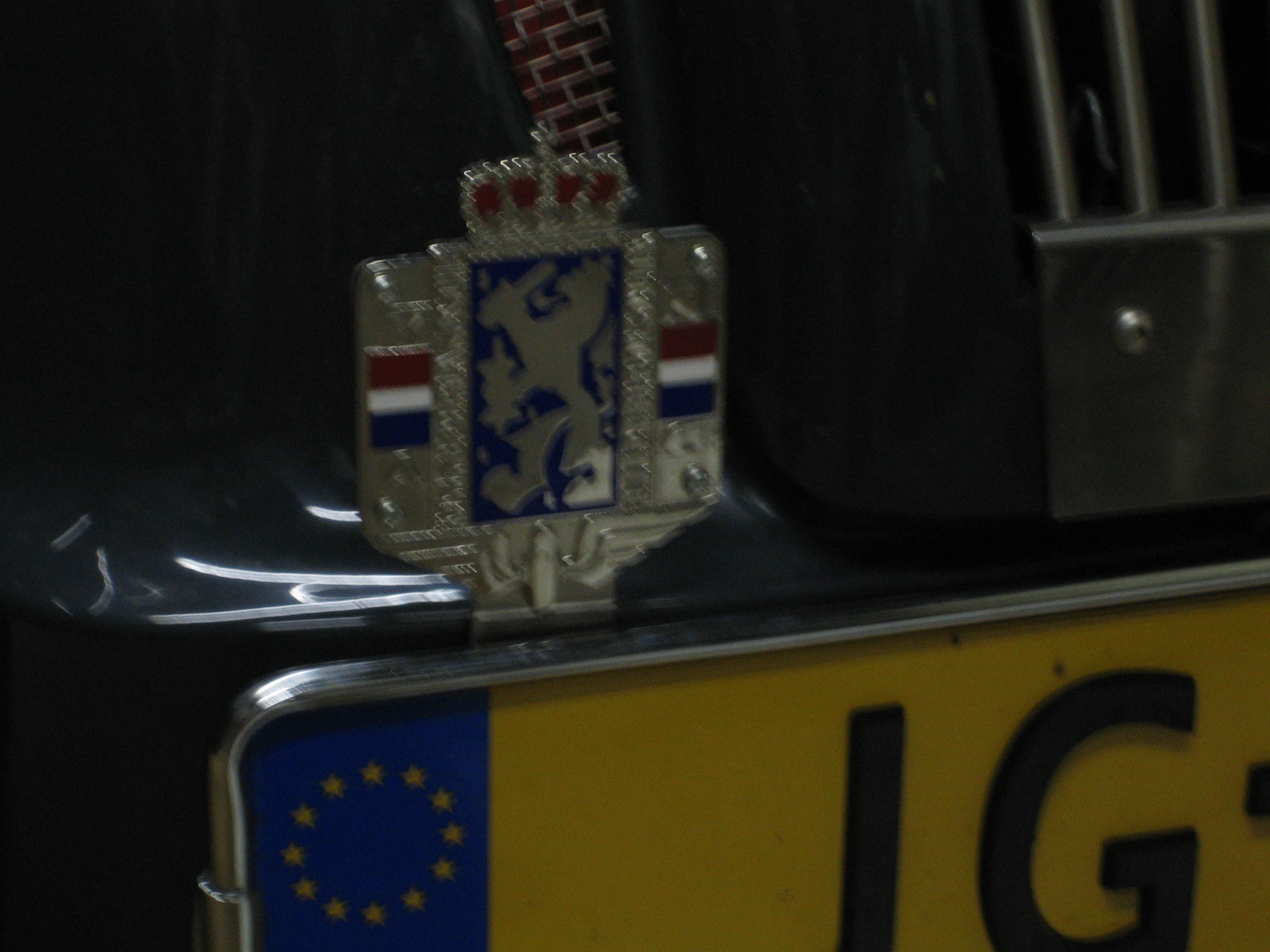 KNAC embleem gemonteerd