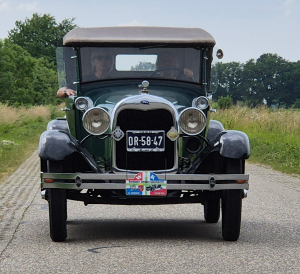 Jopke Nainhoes in zijn A-Ford uit 1928