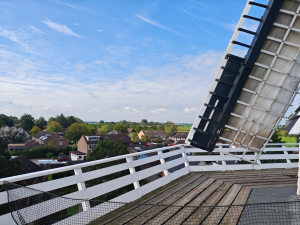 Het is deze dag ook open-monumenten- en molendag. De route kwam langs de molen in Grijpskerk.