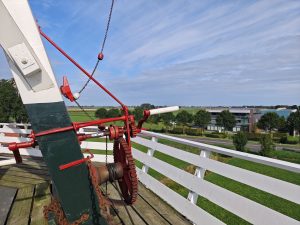 Het is deze dag ook open-monumenten- en molendag. De route kwam langs de molen in Grijpskerk.