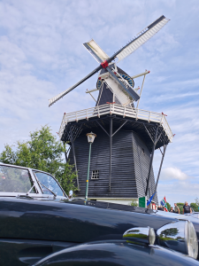 Het is deze dag ook open-monumenten- en molendag. De route kwam langs de molen in Grijpskerk.